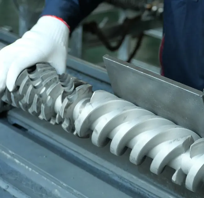 Chifukwa chiyani mizere yakuda ikuwonekera mobwerezabwereza mu extruder? Nkhaniyi ikukuphunzitsani momwe mungadziwire mwachangu ngati vuto ndi mbiya kapena screw.